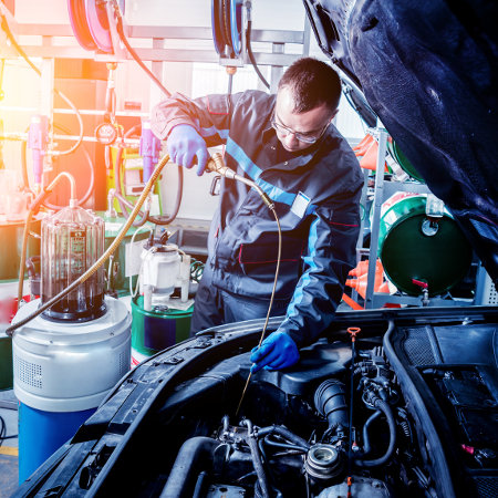 Auto Wartung in der Kfz-Werkstatt